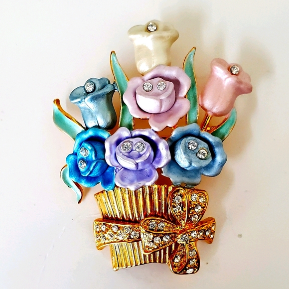 Retro Barrel full of roses with a bow Brooch/pin - Picture 1 of 3